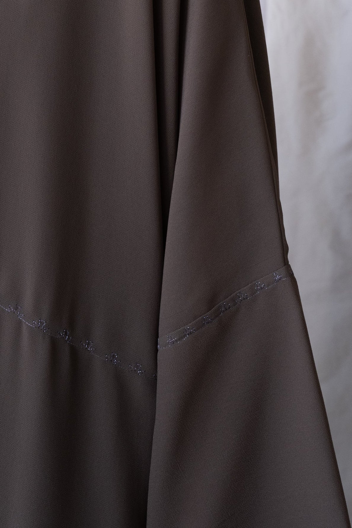 the flower stitch abaya - dark gray
