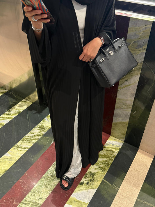 the matte lines abaya - black
