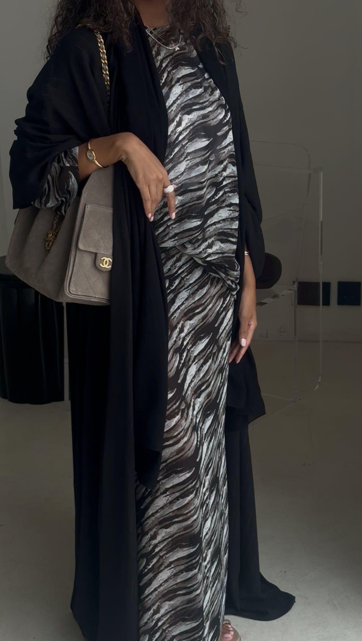 the metallic lines abaya - black