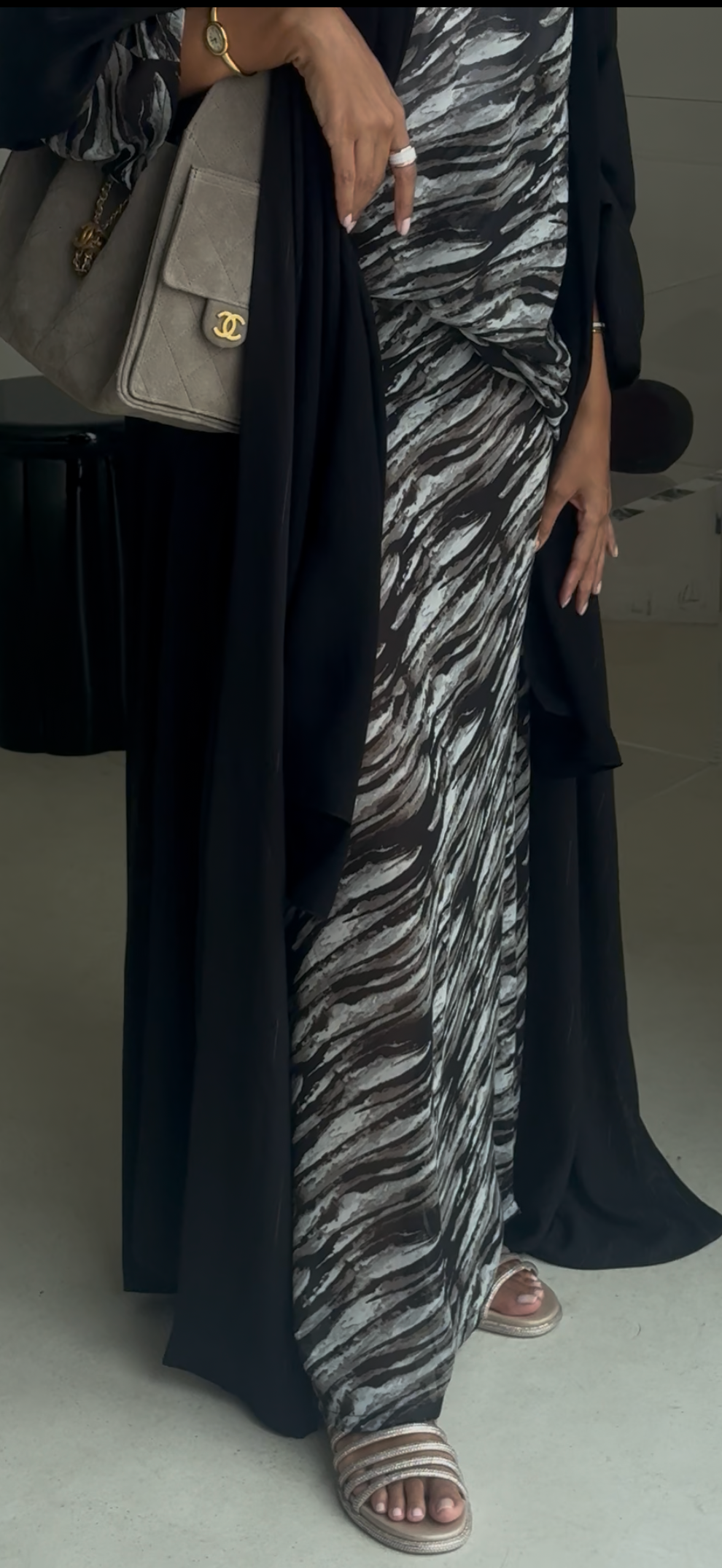 the metallic lines abaya - black