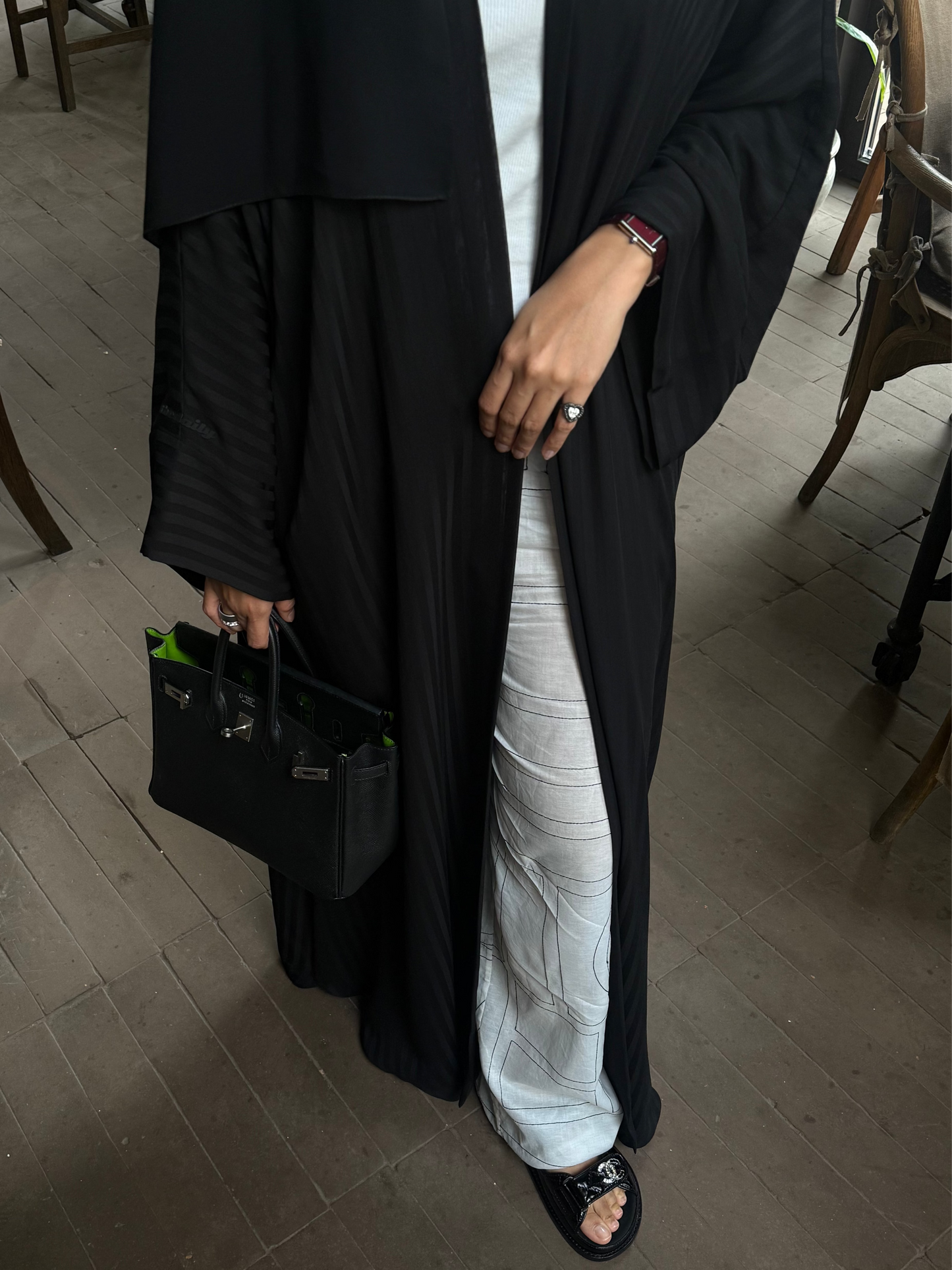 the matte lines abaya - black