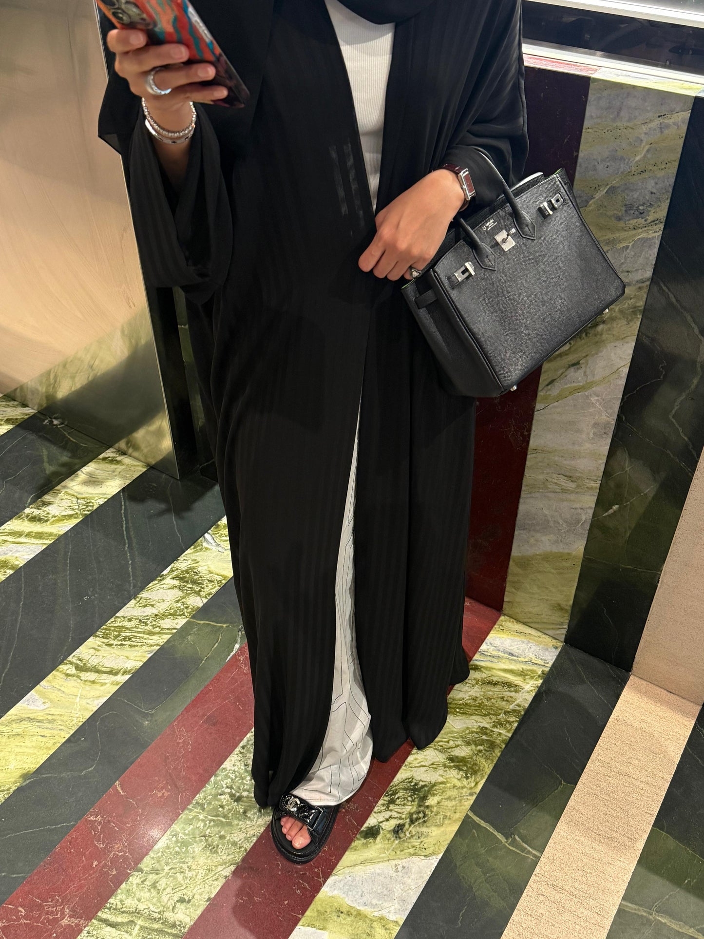 the matte lines abaya - black