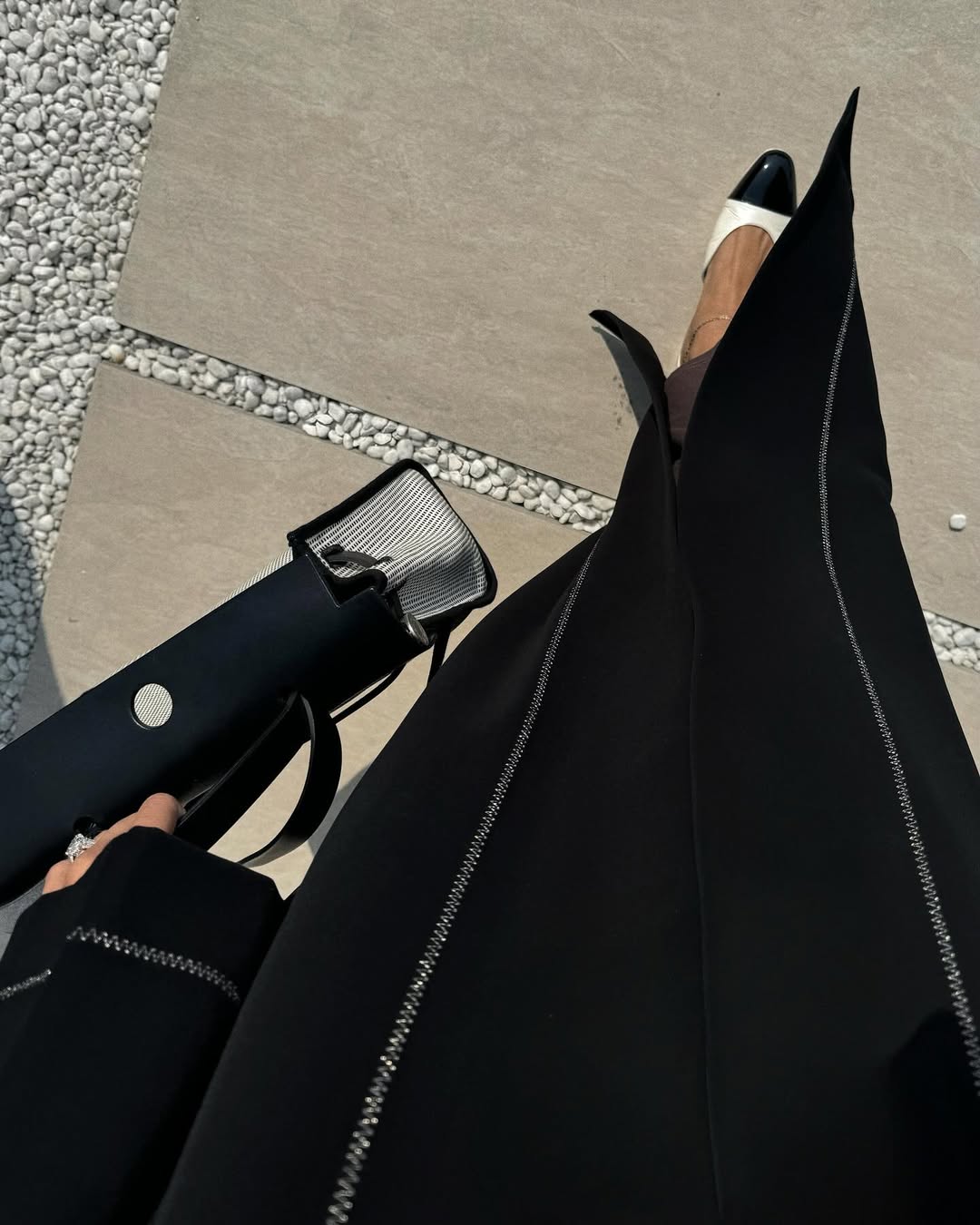 the daily button down - black